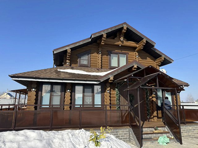 Установка наличников в срубе ручной рубки 280–300 мм: финальный этап окон и дверей